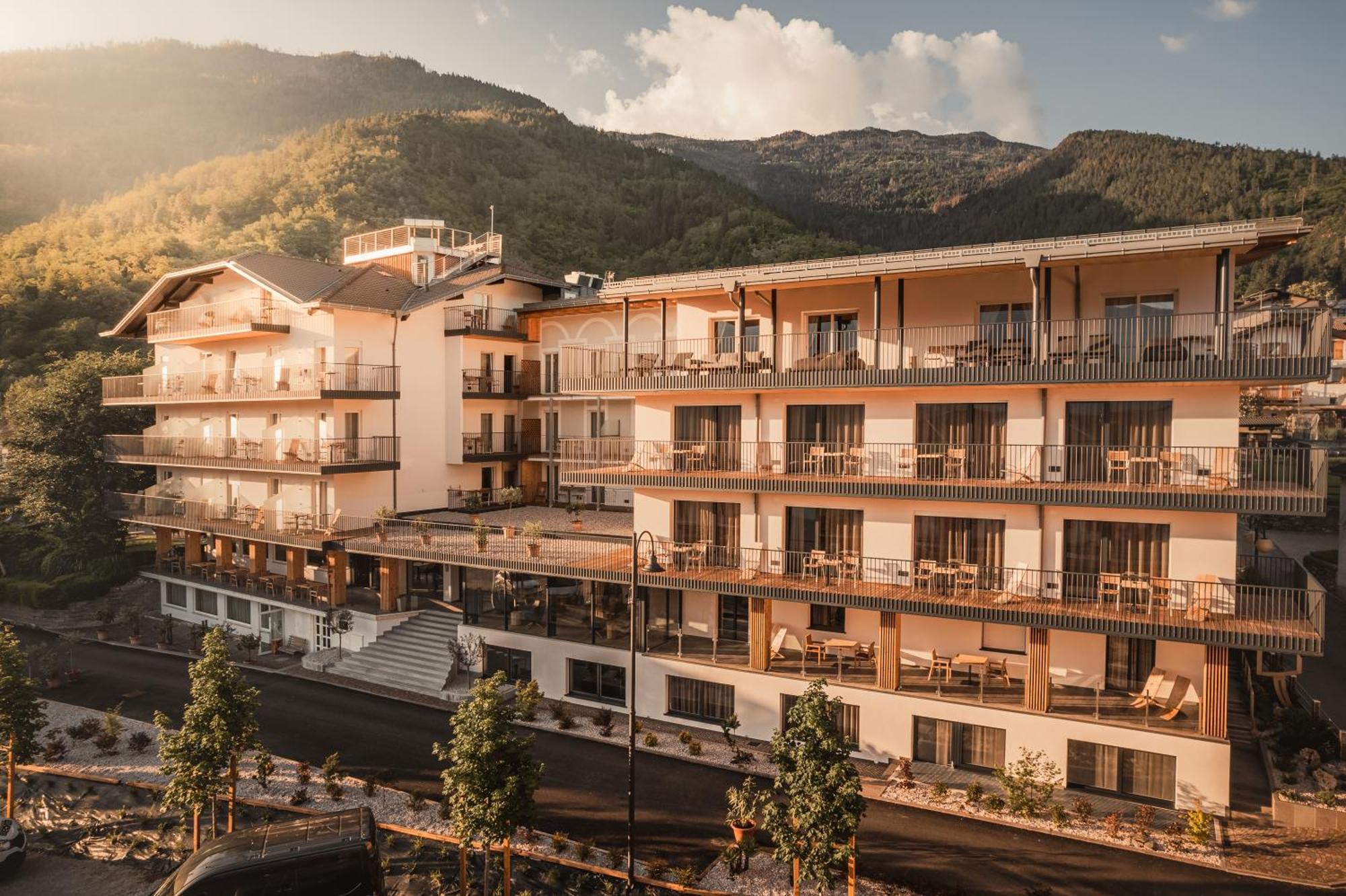 Cristallo Sport & Wellness Hotel Levico Terme Exteriör bild
